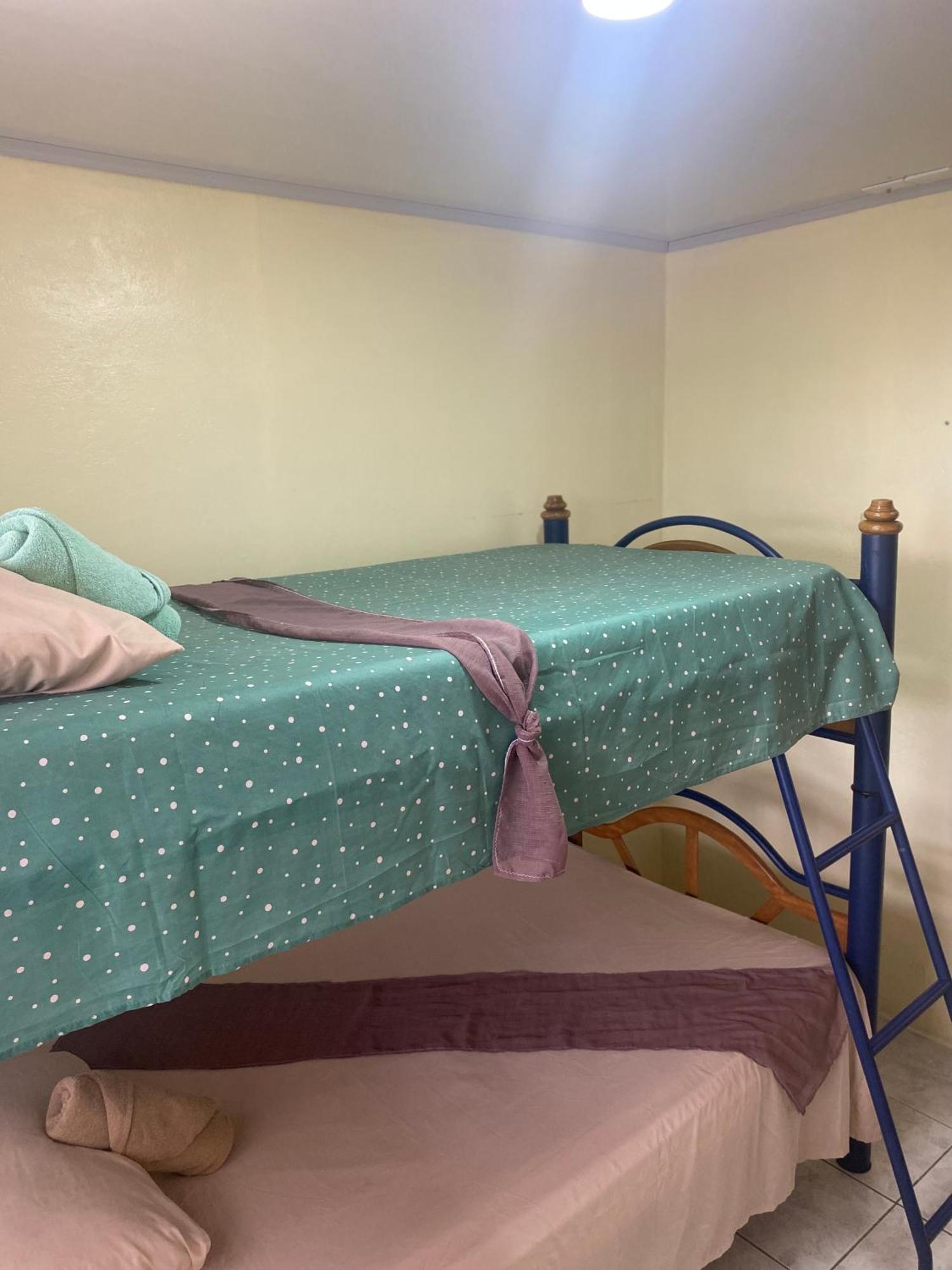 Hostel Casa Marina Пуэрто-Лимон Экстерьер фото